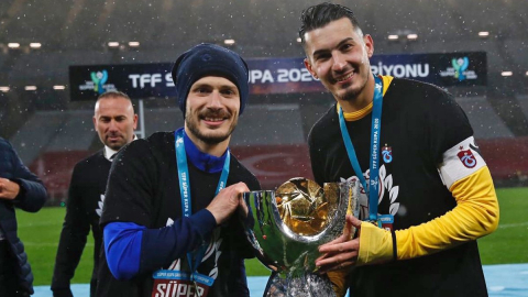 Uğurcan Çakır'dan yatakta kupalı poz