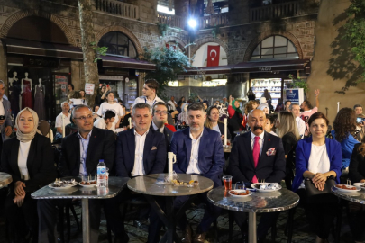 Canlı müzik eşliğinde Koza Han kahvesi