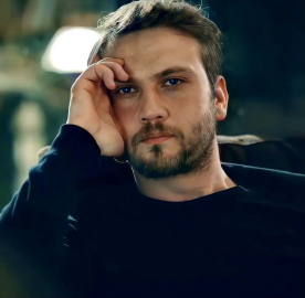 Atatürk rolü için saçlarını ve bıyıklarını sarıya boyattı!