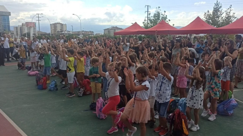 Minikler okula dans ederek başladı