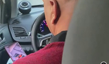 Yoldan geçen şortlu kadının fotoğrafını çeken şoföre yolculardan tepki 