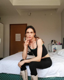 Timsah Celil'den cesur pozlar