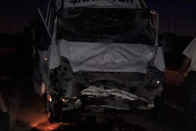 Traktörle işçi servisi çarpıştı