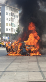 Haciz gelen arabasını benzin döküp yaktı