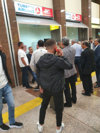 Yüzlerce yolcu havalanında mahsur kaldı