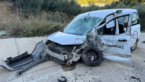 Otomobil ile kamyon çarpıştı