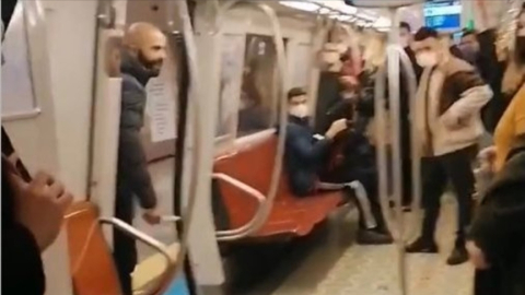 Metroda kadına bıçak çekip küfürler yağdırmıştı!