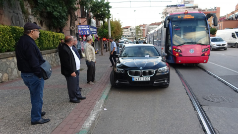 Tramvay yolcularını yarım saat bekletti
