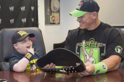 WWE şampiyonu John Cena iyilikte rekor kırarak Guinness'e girdi