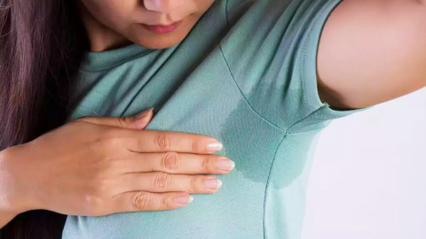 Koltuk altınız sürekli kokuyor ve terliyor mu?