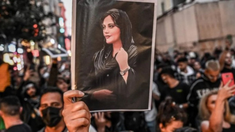 Dünya Mahsa Amini için ayakta