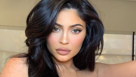Kylie transparan elbiseyle mankenlere taş çıkardı