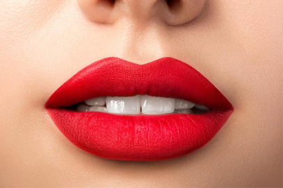 3 adımda doğal dudak dolgunluğu