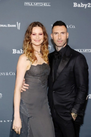 Behati Prinsloo sosyal medyaya geri döndü