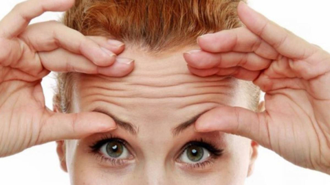 Alnında derin kırışıklıkları olanlar dikkat! O hastalığın pençesinde olabilirsiniz