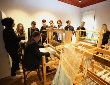 'İpek Mendil' öyküsü eşliğinde ipeğin yolcuğunu