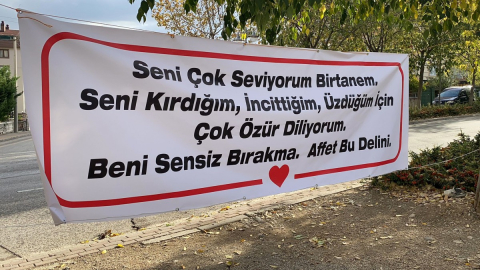 Kendini affettirmek için pankart astı