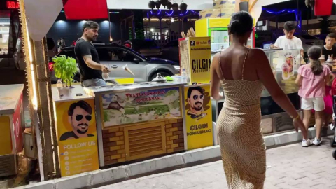 Çılgın Dondurmacı kıvrak müşterisiyle öyle bir şey yaptı ki!