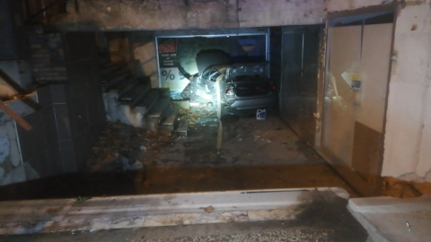 Binanın en alt katına uçtu!