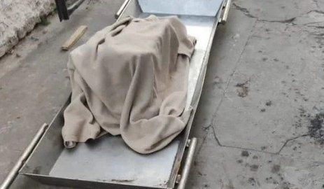 Çocuğunu öldürüp komodin yaptı!