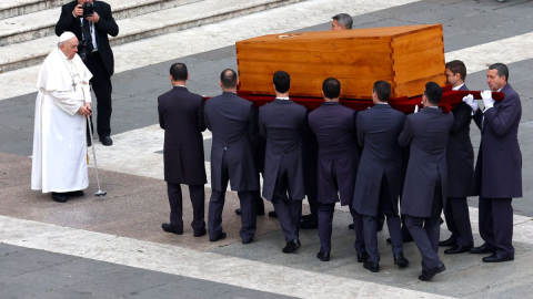 Eski Papa 16. Benedict defnedildi