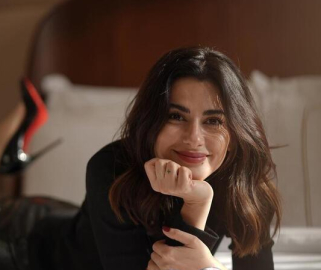 Transparan elbisesiyle takipçilerinin karşısına çıktı