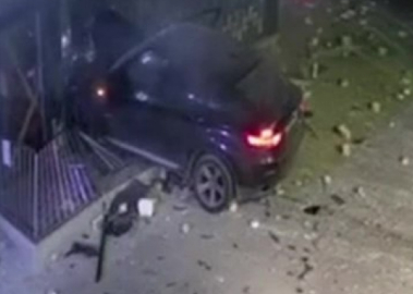 Önce arabayla ezdi, sonra da taş attı