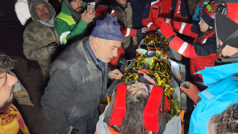 Küçük Buse enkazdan kurtuldu, dedesine kavuştu