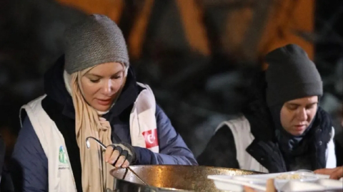 Umuda Koşanlar Derneği ile depremzedelere yemek dağıttı