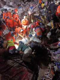 142 saat sonra enkazdan sağ çıkarıldı