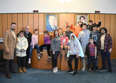 Deprem bölgesinden TBMM’ye gelen genç çocuklara İYİ şefkat!