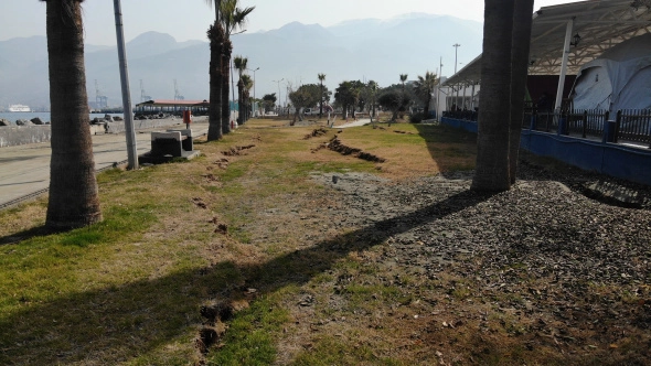 İskenderun sahilinde oluşan yarıklar havadan görüntülendi