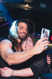 Can Yaman dayanışma projesi için İtalya turunda