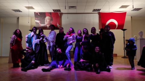 'Shakespeare'in Cadıları' ayakta alkışlandı