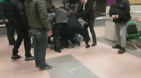 Metroda yumruk yumruğa kavga!