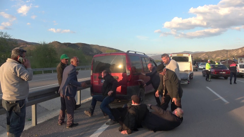 Aracın altında kalmaktan son anda kurtuldular