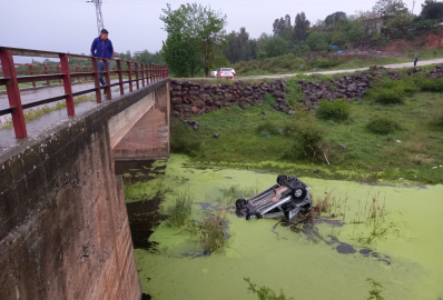 Osmaniye'de araç köprüden uçtu, 2 yaralı