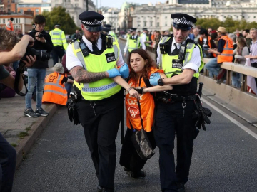 Taç giyme törenini protesto ettiler