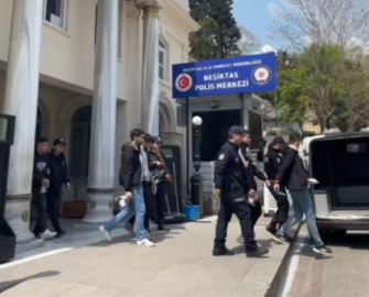 Beşiktaş taraftarı forma ve atkı kontrolü yaptı