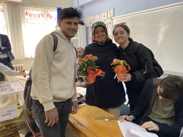 Sandık görevlisine Anneler Günü sürprizi