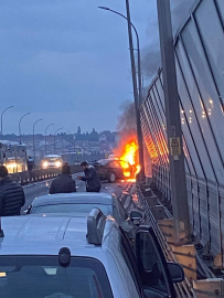 Haliç Köprüsü'nde bir araç alev alev yandı