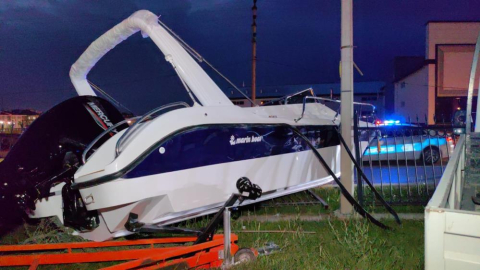 Yat taşıyan kamyonet kaza yaptı