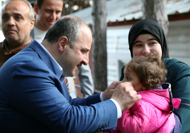 Bakan Varank depremzedeler ile buluştu