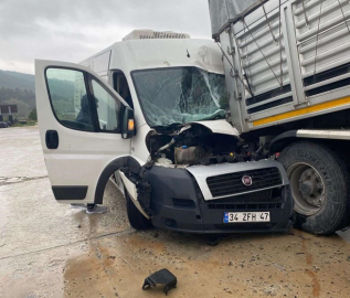 Üniversite servisi ile kamyonet çarpıştı