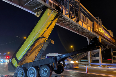 Damperi açılan kamyon üst geçide çarptı