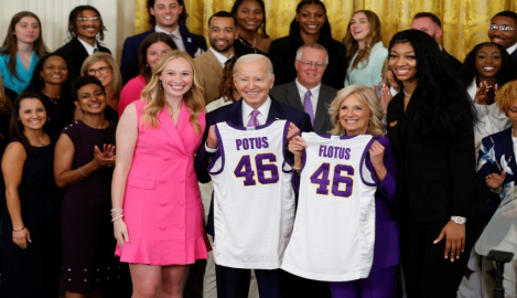 Biden konuşurken yere yığıldı!