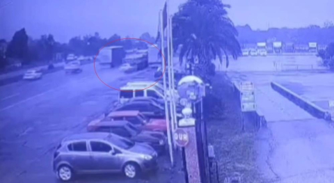 Park halindeki TIR'ın altına girdi, canından oldu