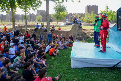 Miniklere Hacivat-Karagöz gösterisi