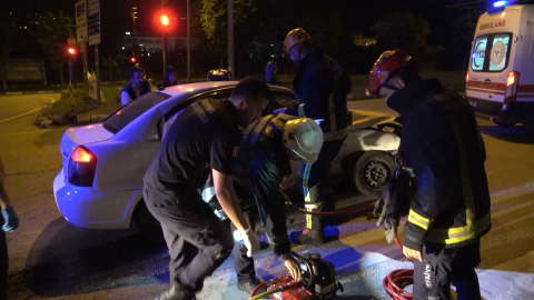 Kavşakta iki araç çarpıştı