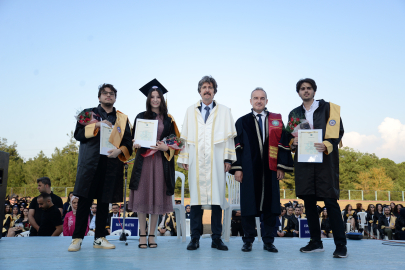 Fen-Edebiyat Fakültesi mezunlarını verdi